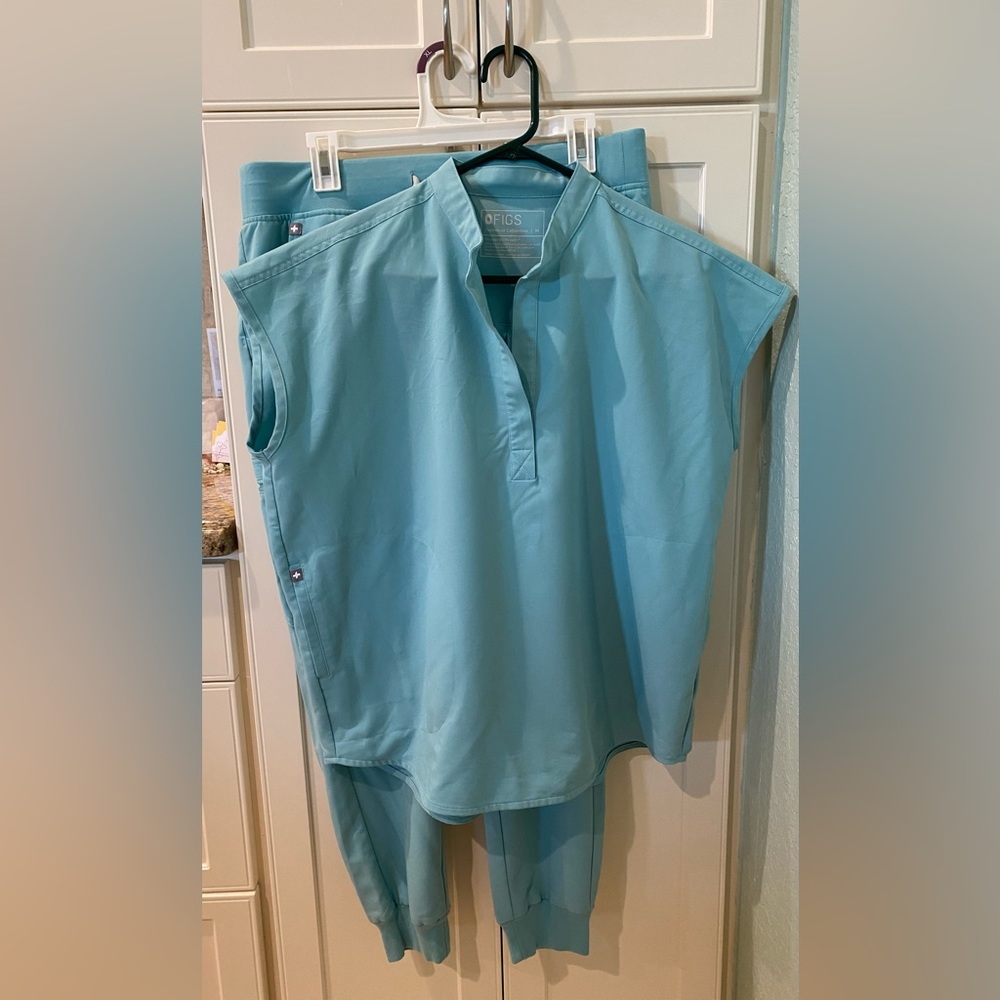 FIGS AQUA SET MED TOP AND LARGE BOTTOM EUC AS SEEN IN PICS